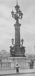 麒麟像を含む装飾柱の全体の画像