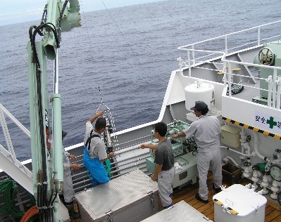 CTDによる海洋観測 写真